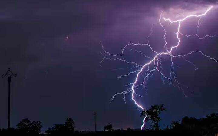 ਮਾਨਸੂਨ ਦੇ ਆਉਣ ਨਾਲ ਹੀ ਬਿਜਲੀ ਡਿੱਗਣ ਦੀਆਂ ਘਟਨਾਵਾਂ ਵਧ ਗਈਆਂ ਹਨ। ਬਿਜਲੀ ਡਿੱਗਣ ਕਾਰਨ ਵਿਅਕਤੀ ਦੀ ਮੌਤ ਹੋ ਗਈ। ਕੀ ਤੁਸੀਂ ਜਾਣਦੇ ਹੋ ਕਿ ਕਿਸੇ ਵਿਅਕਤੀ ਨੂੰ ਬਿਜਲੀ ਤੋਂ ਕਿਵੇਂ ਬਚਾਇਆ ਜਾ ਸਕਦਾ ਹੈ ਅਤੇ ਕਿਹੜੀਆਂ ਥਾਵਾਂ 'ਤੇ ਬਿਜਲੀ ਸਭ ਤੋਂ ਵੱਧ ਡਿੱਗਦੀ ਹੈ?