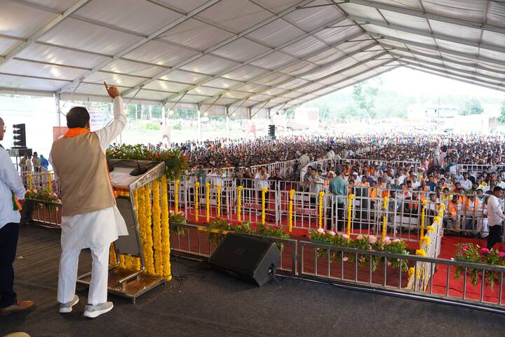 अमरवाड़ा विधानसभा सीट से बीजेपी के सिंबल पर कमलेश शाह उपचुनाव लड़ रहे हैं, जबकि कांग्रेस पार्टी ने इस सीट से धीरनशा इनवाती को मैदान में उतारा है.