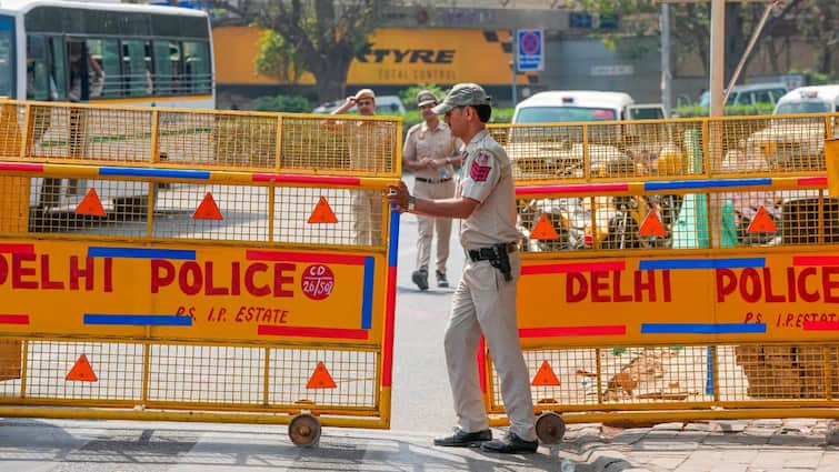 Delhi Hospitals Bomb Threat Emails Sent to Several Delhi Hospitals Search Operations Underway Delhi Hospitals, Malls Receive Bomb Threat, Search Ops Underway