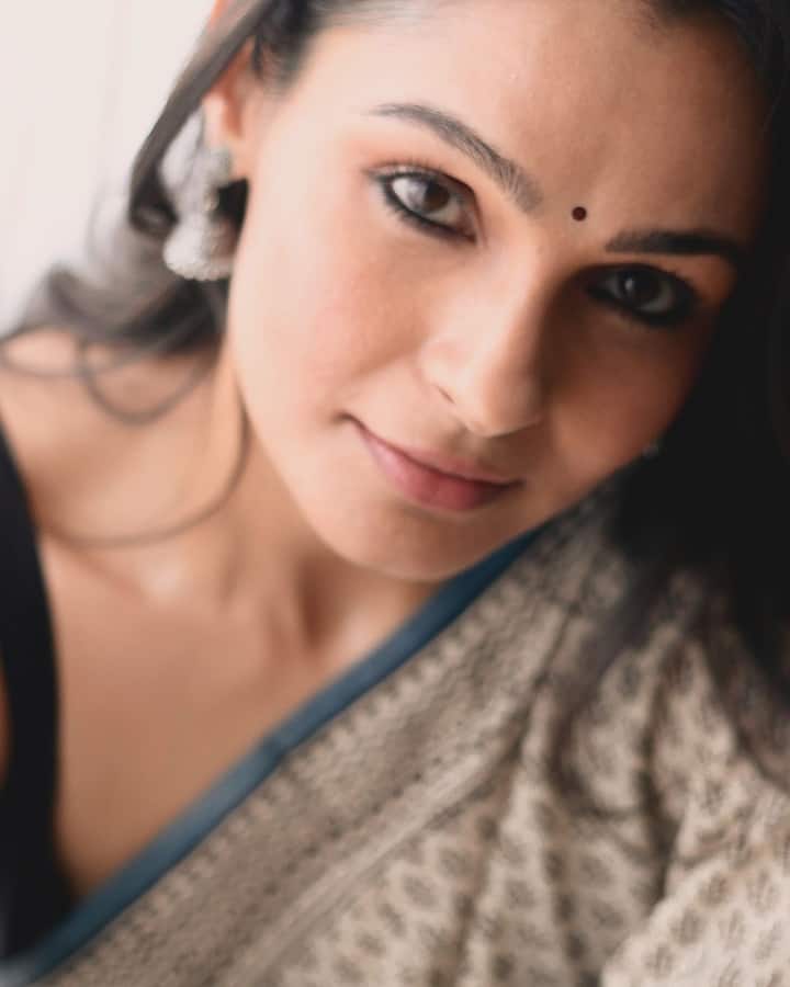 வேட்டையாடு விளையாடு படத்தில் கமலினி முகர்ஜிக்கும், ஆடுகளம் படத்தில் டாப்சிக்கும், நண்பன் படத்தில் இலியானாவிற்கும், தங்க மகன் படத்தில் ஏமி ஜாக்சனிற்கும், அவெஞ்சர்ஸ் எண்ட்கேம் படத்தின் தமிழ் வெர்ஷனில் ஸ்கார்லெட் ஜோஹான்சனிற்கும் டப்பிங் கொடுத்துள்ளார்.