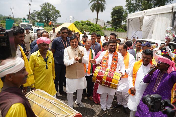 अमरवाड़ा में मुख्यमंत्री मोहन यादव ने ढोल बजाते हुए कहा कि ये ढोल की गमक, मांदल की थाप, झांझ की ताल नहीं; ये अमरवाड़ा की हुंकार है, ये प्रचंड विजय की गूंज है.