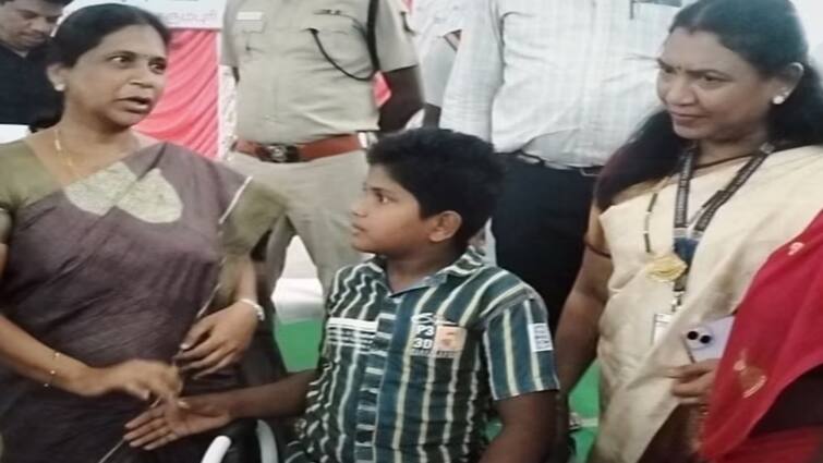 Dharmapuri collector made  boy walk  fitting  leg  cost  two lakh rupees - TNN கால்களை இழந்த சிறுவனுக்கு தானாக முன்வந்து  உதவிய ஆட்சியர் - தருமபுரியில் நடந்த நெகிழ்ச்சி சம்பவம்