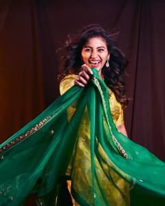 Anjali Photos : மஞ்சள் நிற உடையணிந்து மங்களகரமாய் இருக்கும் நடிகை அஞ்சலி!