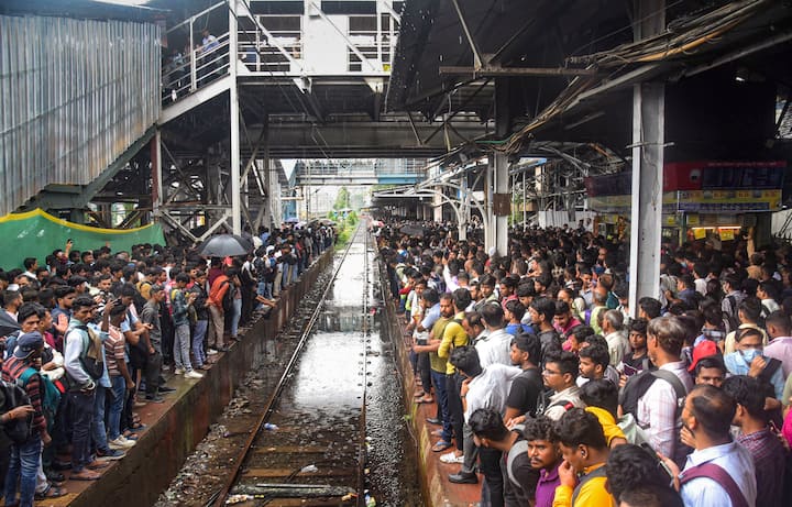चूनाभट्टी में जलभराव के कारण ‘हार्बर कॉरिडोर’ सेवाएं भी अस्थायी रूप से निलंबित कर दी गईं. यात्रियों ने शिकायत की कि उपनगरीय सेवाएं देरी से चल रही हैं. विभिन्न स्टेशनों और ट्रेनों में यात्रियों की भारी भीड़ थी.