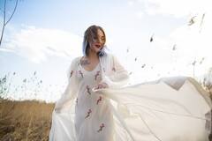 Fashion Tips: व्हाइट कलर की ये खूबसूरत ड्रेसेस जीत लेंगी आपका दिल, खास फंक्शन में जरूर करें ट्राई