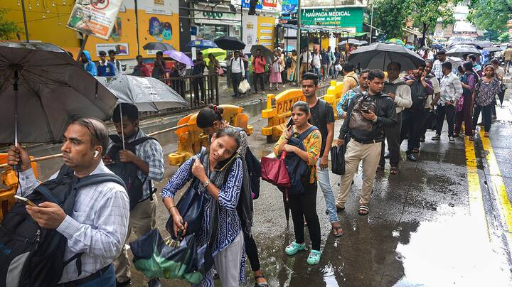 अधिकारियों ने बताया कि पड़ोसी ठाणे जिले में एक पुल बह गया, जबकि 54 लोगों को उनके घरों में पानी भर जाने के बाद बचाया गया. ठाणे जिला प्रशासन ने एक विज्ञप्ति में बताया कि विभिन्न इलाकों में कम से कम 275 घरों को नुकसान पहुंचा है और करीब 20 वाहन बह गए. उन्होंने बताया कि पुलिस और जिले के अन्य अधिकारियों ने भारी बारिश के बाद रायगढ़ पहाड़ी किले में फंसे कई पर्यटकों को निकाला.