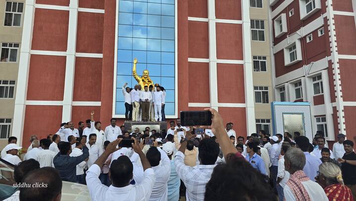 పలాసలో వైయస్ఆర్ విగ్రహానికి పూలమాలవేసి నివాళులర్పించిన మాజీ మంత్రివర్యులు డాక్టర్ సీదిరి అప్పలరాజు