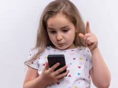 ਬੱਚਿਆਂ ਦੇ ਹੱਥ 'ਚ ਹਮੇਸ਼ਾ ਰਹਿੰਦਾ ਫੋਨ ਤਾਂ ਜ਼ਰੂਰ ਸਮਝਾਓ ਆਹ ਗੱਲਾਂ, ਨਹੀਂ ਤਾਂ...