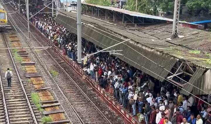 अनेक ठिकाणी रेल्वे स्थानकावर नागरिकांची मोठी गर्दी पाहायला मिळत आहे.