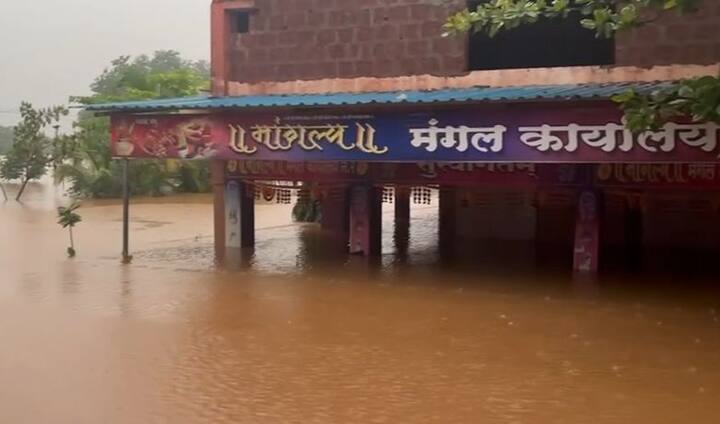 अनेक घरांमध्ये पुराचे पाणी गेले तर भातशेती पाण्याखाली गेली आहे.