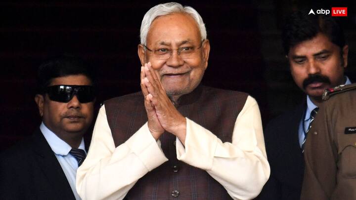 Nitish Kumar News: पूर्व आईएएस अधिकारी मनीष कुमार वर्मा आम चुनाव 2024 के दौरान नीतीश कुमार की जेडी(यू) के लिए प्रचार (अनाधिकृत तौर पर) करते भी नजर आए थे.