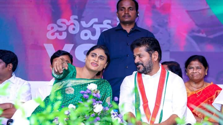 YS Sharmila: వైఎస్ రాజశేఖర్ రెడ్డి 75వ జయంతి కార్యక్రమం మంగళగిరిలో జరిగింది. వైఎస్ షర్మిల ఆహ్వానం మేరకు తెలంగాణ సీఎం రేవంత్ రెడ్డి సహా మంత్రివర్గం ఆ కార్యక్రమానికి హాజరు అయింది.