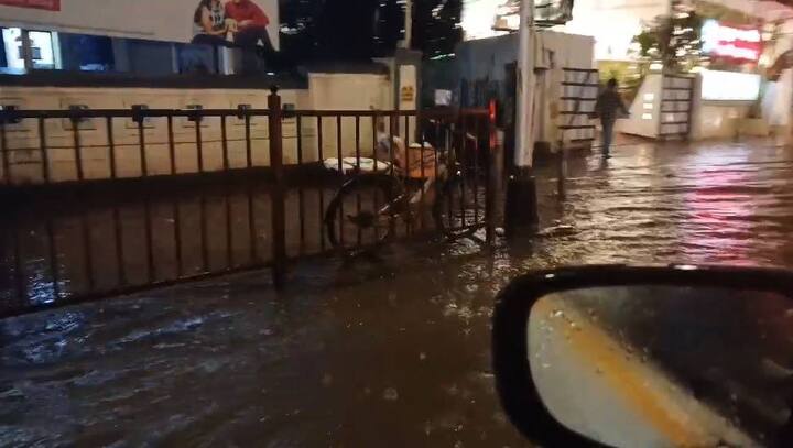 मुसळधार पावसामुळं दादर पूर्वमध्ये स्वामीनारायण मंदिराजवळ रस्त्यावर मोठ्या प्रमाणात पाणी साचलं होतं.