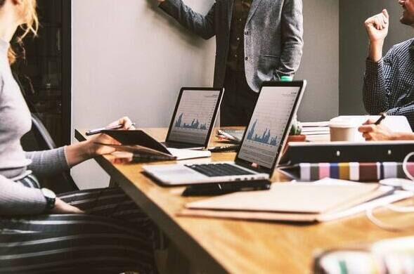 એપિલેપ્સી અને આંશિક લકવાથી પીડિત ફ્રાન્સની લોરેન્સ વેન વાસેનહોવે નામની મહિલાએ મીડિયાને જણાવ્યું કે 1993માં ફ્રાન્સ ટેલિકોમે મહિલાને નોકરી પર રાખી હતી. આ પછી જ્યારે ઓરેન્જે ફ્રાન્સ ટેલિકોમને ખરીદી લીધું ત્યારે પણ તેને નોકરી પર યથાવત રાખવામાં આવી હતી