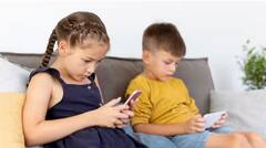 ਬੱਚਿਆਂ ਦੇ ਹੱਥ 'ਚ ਹਮੇਸ਼ਾ ਰਹਿੰਦਾ ਫੋਨ ਤਾਂ ਜ਼ਰੂਰ ਸਮਝਾਓ ਆਹ ਗੱਲਾਂ, ਨਹੀਂ ਤਾਂ...