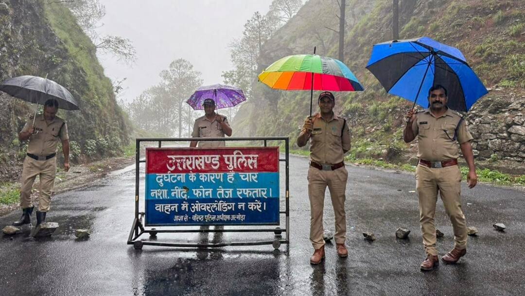 Char Dham yatra: ਭਾਰੀ ਮੀਂਹ ਬਣ ਗਿਆ ਆਫ਼ਤ, ਸੜਕਾਂ 'ਤੇ ਡਿੱਗੇ ਪਹਾੜ, ਚਾਰ ਧਾਮ ਯਾਤਰਾ ਬੰਦ, ਫਸ ਗਏ ਹਜ਼ਾਰਾਂ ਸ਼ਰਧਾਲੂ 'Heavy rain' alert halts Char Dham yatra for 2 days Char Dham yatra: ਭਾਰੀ ਮੀਂਹ ਬਣ ਗਿਆ ਆਫ਼ਤ, ਸੜਕਾਂ 'ਤੇ ਡਿੱਗੇ ਪਹਾੜ, ਚਾਰ ਧਾਮ ਯਾਤਰਾ ਬੰਦ, ਫਸ ਗਏ ਹਜ਼ਾਰਾਂ ਸ਼ਰਧਾਲੂ