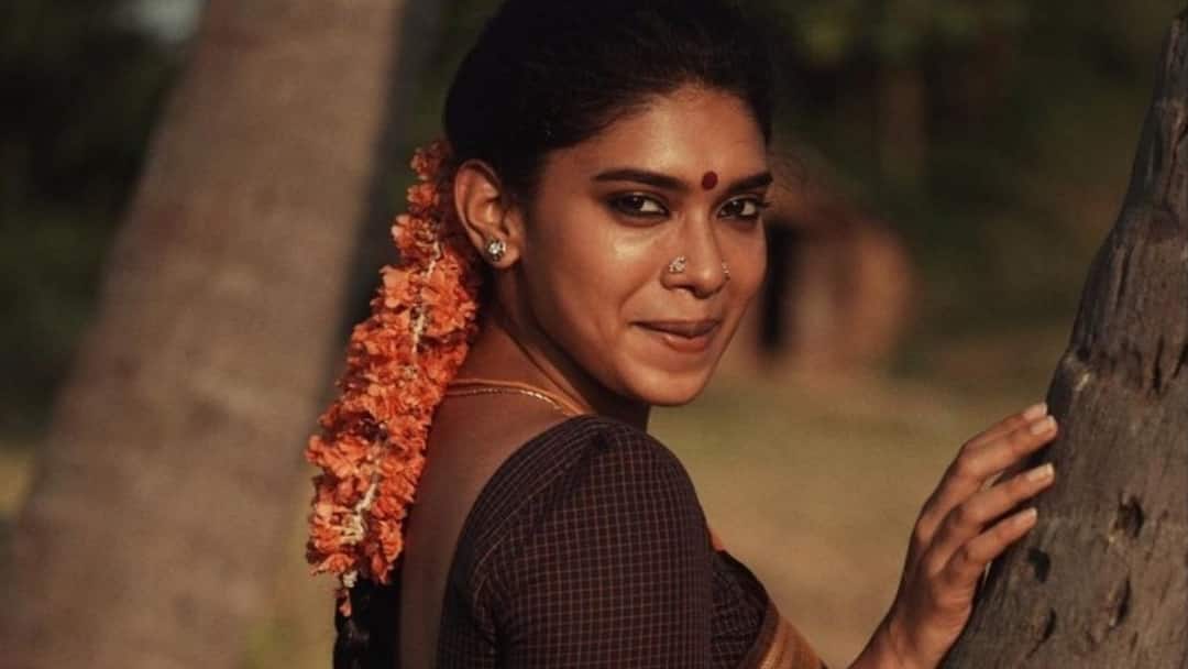 dhanush raayan movie actress dushara vijayan says she will quit acting after 35 Dushara Vijayan : 35 வயதுக்கு மேல் சினிமாவில் இருக்கமாட்டேன்.. துஷாரா விஜயன் சொன்னது என்ன?