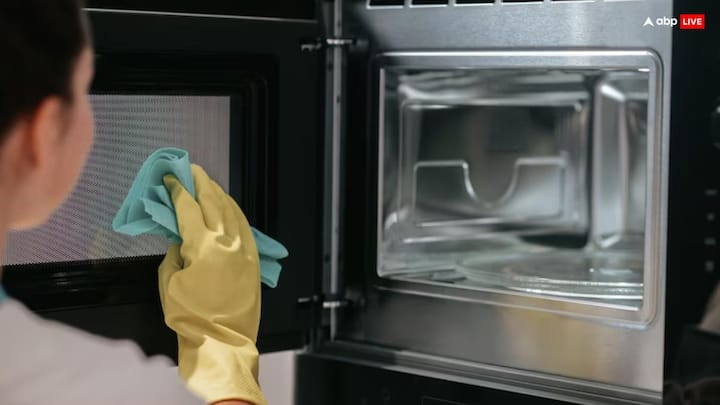 microwave: कई बार अच्छी तरह से सफाई करने के बावजूद भी माइक्रोवेव से गंदगी निकल नहीं पाती है, जिससे अधिकतर लोग परेशान हो जाते है. ऐसे में आप ये टिप्स फॉलो कर सकते हैं.