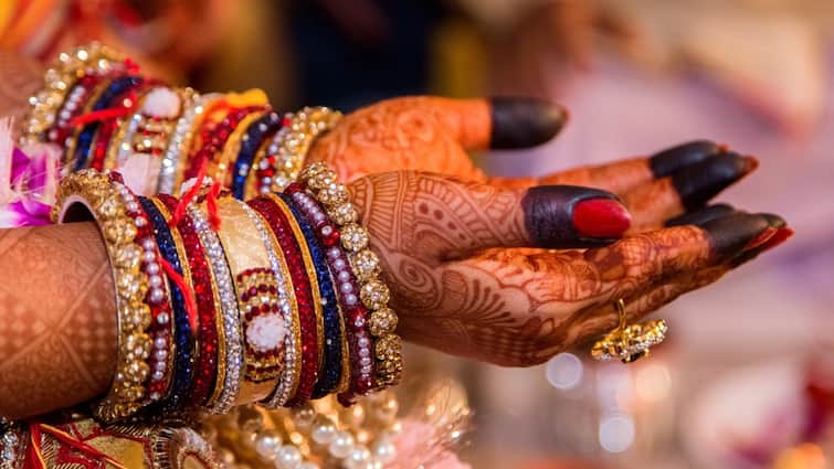 UP Women Take PMAY Scheme Money 11 Married Women In UP 'Flee With Lovers After Getting PMAY Instalment'