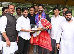 In Pics: సీఎం రేవంత్‌ను కలిసిన క్రికెటర్ సిరాజ్ - గవర్నమెంట్ జాబ్, ప్లాట్ ఆఫర్