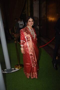 लाल बनारसी साड़ी...पांच लेयर वाला डायमंड हार, अनंत-राधिका की हल्दी में मुकेश अंबानी की बहन का दिखा शाही लुक, देखें तस्वीरें