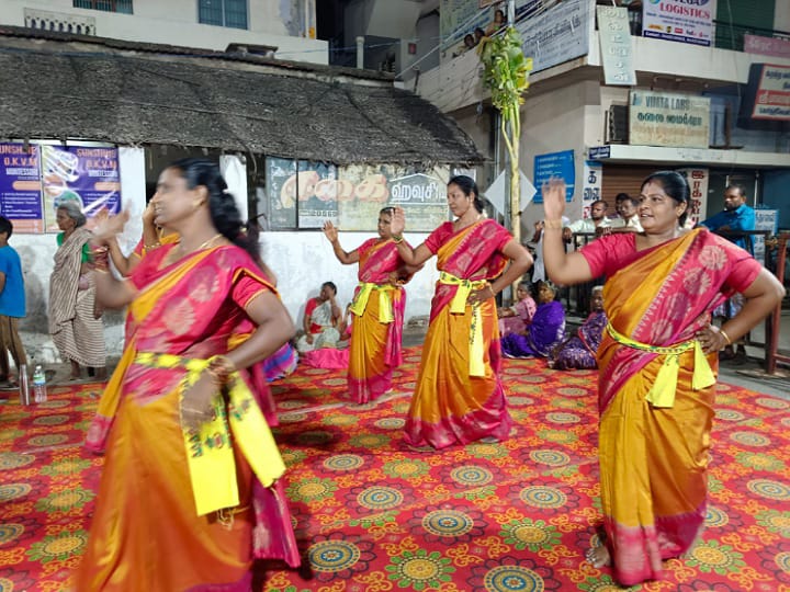 கரூர் அன்ன காமாட்சி அம்மன் ஆலய  மகா கும்பாபிஷேக விழா; பெண்கள் செங்குந்தர் கும்மியாட்டம்