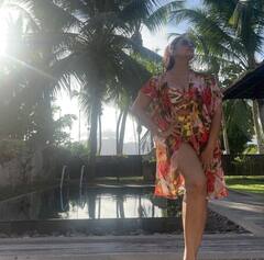 Huma Qureshi: એક્ટ્રેસ હુમા કુરેશીએ ફ્લોરલ બિકિનીમાં શેર કર્યો વીડિયો 