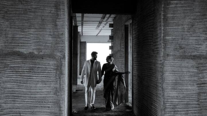 একটি ছবিতে দেখা গেল আয়নার সামনে বধূবেশে বসে চোখের জল মুছছেন অভিনেত্রী। নিজেকে সিঁদুর পরে দেখে আবেগঘন হয়ে পড়েন তিনি। শেষে দেখা গেল তাঁদের হাতে হাত রেখে স্বপ্নের বাড়ি পর্যবেক্ষণে। ছবি: ইনস্টাগ্রাম