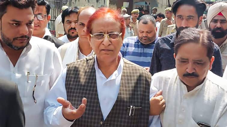 Rampur Azam Khan family sought time from court to deposit ten thousand rupees as compensation ann कोर्ट में 10 हजार रुपये के हर्जाने के लिए आजम खान के परिवार ने मांगा समय, जज से लगाई गुहार