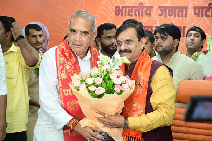 पहले शपथ ग्रहण समारोह राजभवन के सांदीपनि ऑडिटोरियम में हुआ था, जबकि बाद में यह कार्यक्रम ‘‘गवर्नर हाउस’’ के दरबार हॉल में पूरा हुआ.