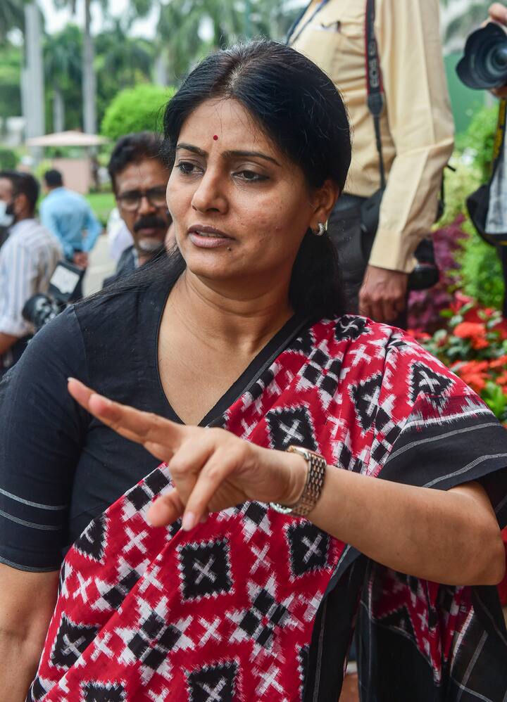 अनुप्रिया पटेल और उनके पति ऐसे वक्त पर योगी आदित्यनाथ की बैठक में नहीं पहुंचे, जब वह कई मुद्दों पर हमलावर दिखीं.