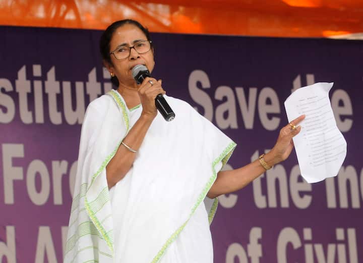 তবে শুধু রাস্তা বা ট্রাফিক নিয়েই নয়, ট্রামলাইন নিয়েও ক্ষোভ প্রকাশ করেন তিনি। মমতা বলেন, ট্রাম কলকাতার হেরিটেজ। কিন্তু অনেক জায়গায় ট্রাম লাইন পড়ে আছে কিন্তু ট্রাম চলে না। ওই লাইনের ফলেই দুর্ঘটনা ঘটছে। ছবি সূত্র- পিটিআই