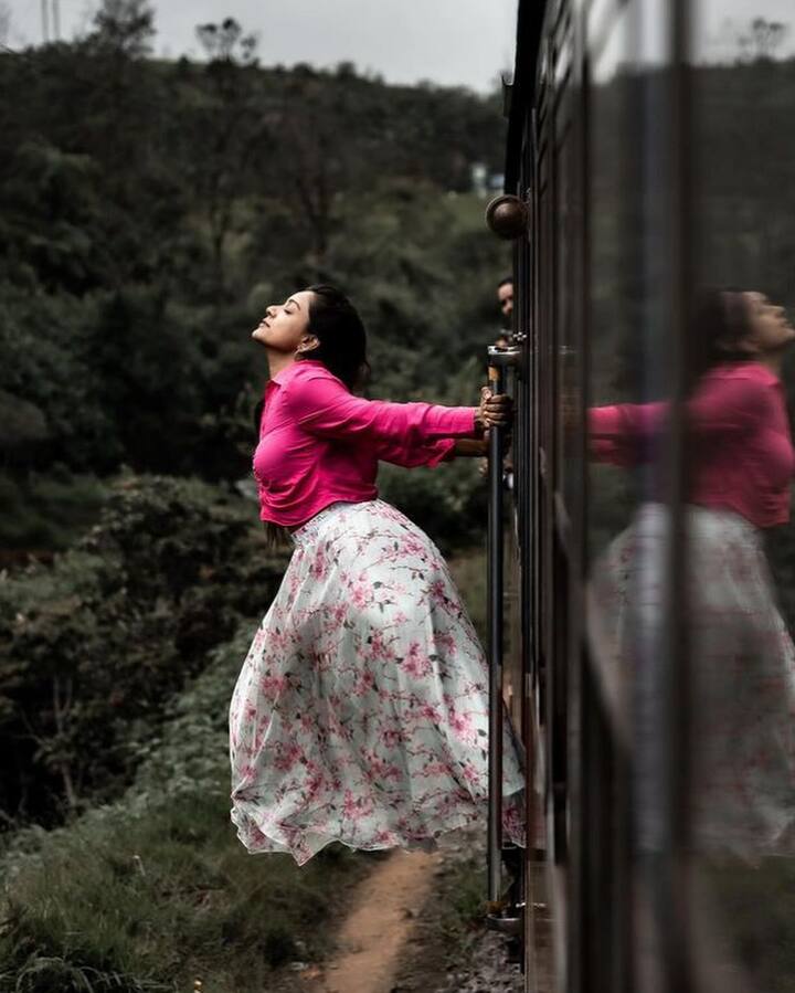 పెళ్లి తర్వాత అమెరికా వెళ్ళిపోయి కొన్నాళ్ళు ఇండస్ట్రీకి దూరంగా ఉండిపోయింది వితిక. ఆ తర్వాత బిగ్ బాస్ షోలో పార్టిసిపేట్ చేయడంతో మళ్లీ ఫాలోయింగ్ సంపాదించుకుంది. ప్రస్తుతం సోషల్ మీడియా, యూట్యూబ్, పలు టీవీ షోలతో అలరిస్తోన్న వితిక...లేటెస్ట్ గా షేర్ చేసిన ఫొటోస్ ఇవి