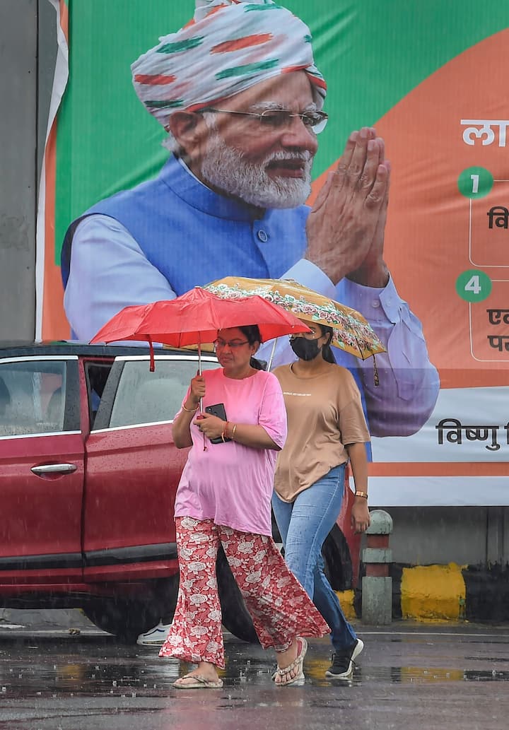 दिल्ली में आज अधिकतम तापमान 33 डिग्री रहने की संभावना है. जबकि न्यूनतम तापमान 26 डिग्री रहने का अनुमान है.