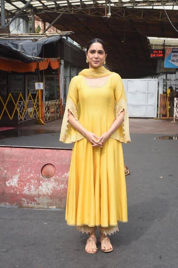 શરવરી વાઘે સિદ્ધિવિનાયક મંદિરમાં કર્યા દર્શન, તેના માતા પિતા પણ સાથે જોવા મળ્યા