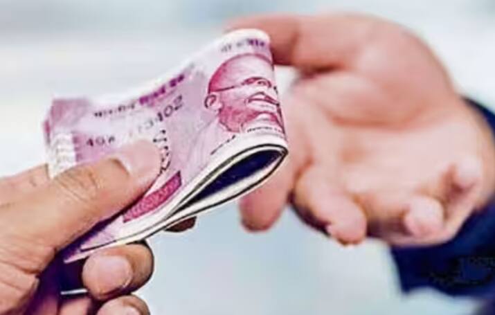 ਹਾਲਾਂਕਿ ਦੁਨੀਆ ਹੁਣ ਆਨਲਾਈਨ ਚੀਜ਼ਾਂ ਵੱਲ ਵੱਧ ਰਹੀ ਹੈ। ਪਰ ਹਾਲੇ ਵੀ ਕਈ ਅਜਿਹੇ ਕੰਮ ਹਨ ਜਿਨ੍ਹਾਂ ਨੂੰ ਕਰਨ ਦੀ ਜ਼ਿੰਮੇਵਾਰੀ ਲੋਕਾਂ ਦੀ ਹੁੰਦੀ ਹੈ। ਜੇਕਰ ਸਰਕਾਰੀ ਕੰਮਾਂ ਦੀ ਗੱਲ ਕਰੀਏ ਤਾਂ ਦਫ਼ਤਰਾਂ ਵਿੱਚ ਜ਼ਿਆਦਾਤਰ ਕੰਮ ਅਜੇ ਵੀ ਲਿਖਤੀ ਰੂਪ ਵਿੱਚ ਹੀ ਹੁੰਦੇ ਹਨ।