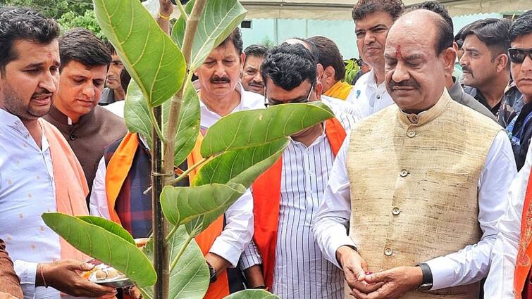 Indore Lok Sabha Speaker Om Birla said Ek Ped Maa ke Naam became people movement इंदौर में ओम बिरला ने लगाया पौधा, कहा-'एक पेड़ मां के नाम’ अभियान देशभर में बना जन आंदोलन