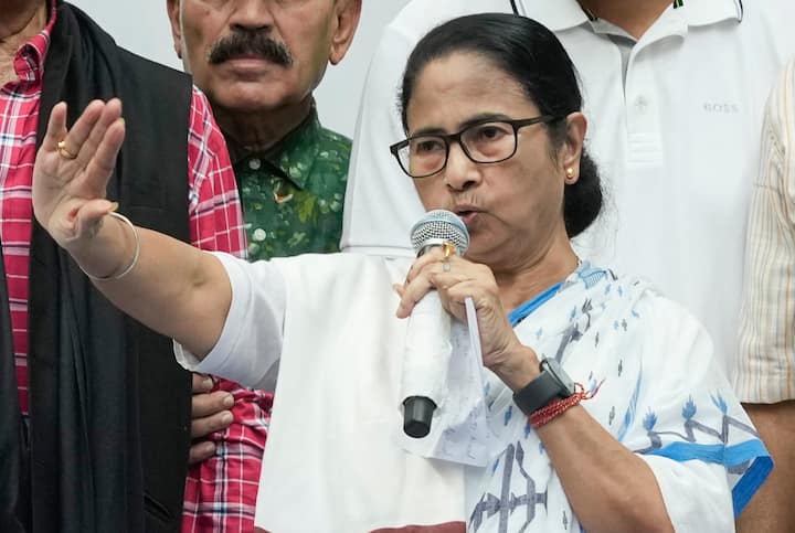 পুরসভা ভোট যত এগিয়ে আসছে, ততই শহরের নানাবিধ সমস্যা নিয়ে মুখ খুলতে দেখা যাচ্ছে মুখ্যমন্ত্রী মমতা বন্দ্যোপাধ্যায়কে। হকার উচ্ছেদের পর এবার শহরের পরিবহণ ব্যবস্থা নিয়ে ক্ষোভ প্রকাশ করলেন তিনি। ছবি সূত্র- পিটিআই
