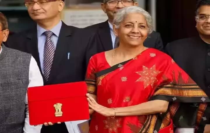 অর্থমন্ত্রী নির্মলা সীতারামন 2023 সালের বাজেট পেশ করার জন্য একটি ঐতিহ্যবাহী লাল শাড়ি পরেছিলেন। লাল রঙকে ভালবাসা, প্রতিশ্রুতি, শক্তি এবং সাহসিকতার প্রতীক হিসাবে বিবেচনা করা হয়।