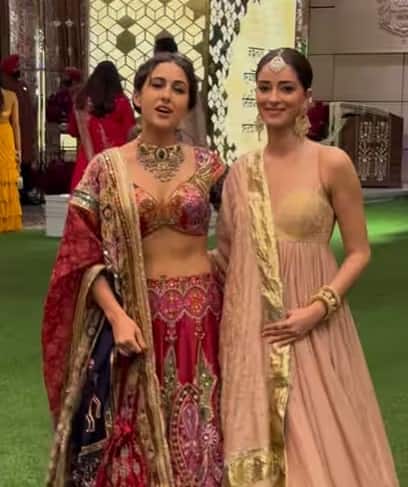 અનંત માત્ર સારા જ નહીં અનન્યા પાંડેએ પણ રાધિકાની હલ્દી સેરેમનીમાં હાજરી આપી હતી. અનન્યા અનારકલી સૂટમાં ખૂબ જ સુંદર લાગી રહી હતી. દરમિયાન સારા અને અનન્યાએ પોઝ આપ્યા હતા