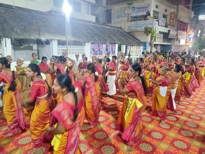 கரூர் அன்ன காமாட்சி அம்மன் ஆலய  மகா கும்பாபிஷேக விழா; பெண்கள் செங்குந்தர் கும்மியாட்டம்