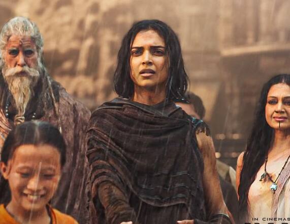 नाग अश्विन निर्देशित मल्टी स्टारर फिल्म में दीपिका पादुकोण ने सुमति का किरदार निभाया है जो विष्णु के 10वें अवतार को जन्म देने वाली है. फिल्म में एक्ट्रेस प्रेग्नेंट दिखाई गई हैं.