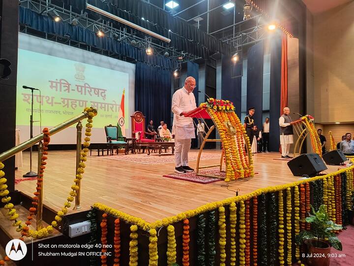 समाचार एजेंसी पीटीआई को एक अधिकारी ने जानकारी दी कि रामनिवास रावत को गलती की वजह से दो बार पद और गोपनीयता की शपथ लेनी.