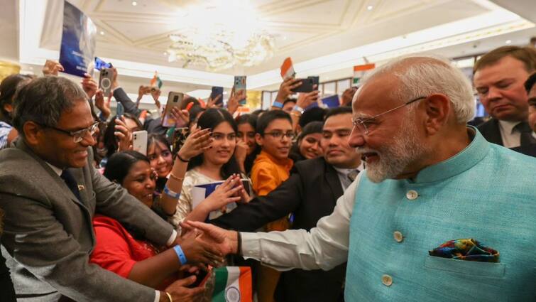 PM Modi spoke among the Indian community in Moscow Russian President Putin PM Modi In Russia: रूस पहुंचे पीएम मोदी ने बताया 3 अंक का संयोग, मॉस्को में कर दी बड़ी भविष्यवाणी