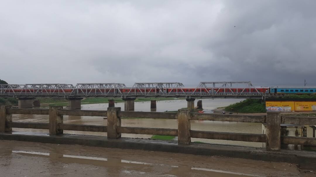 North Eastern Railway 18 railway bridges installed water level monitoring system danger case through SMS information available ann North Eastern Railway: एनईआर ने 18 रेलवे पुलों पर लगाए वाटर लेवल मॉनीटरिंग सिस्टम, खतरे के बीच SMS से मिलेगी जानकारी