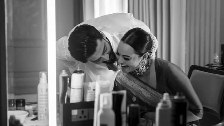 প্রথম ছবিতে দুই বাহু ছড়িয়ে জাহির। এখন সেই ছবিই সোনাক্ষীর ফোনের ওয়ালপেপার। ২০০৭ সাল থেকে নিজেদের জন্য যে গান লিখেছেন তাঁরা, সেটাই উপভোগ করতে দেখা যাচ্ছে। ছবি: ইনস্টাগ্রাম