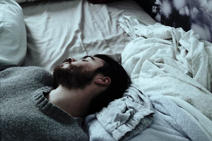 স্বপ্ন নাকি শুভ-অশুভ ইঙ্গিত দিয়ে থাকে। এই যেমন স্বপ্ন দেখে কেঁদে উঠলে বা চেঁচিয়ে উঠলে তার নির্দিষ্ট কিছু অর্থকে মান্যতা দেন বিশেষজ্ঞরা।