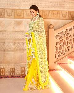 पीला लहंगा...फूलों का श्रृंगार, हल्दी सेरेमनी में यूं सजी संवरीं अनंत की होने वाली दुल्हन, रिया कपूर ने दिखाई झलक