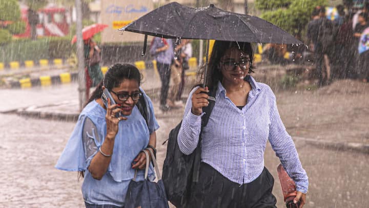 Heavy Rains in Bihar: बिहार के कई जिलों में भारी वर्षा के साथ मेघ गर्जन, बिजली चमकने और वज्रपात की भी चेतावनी दी गई है. कई जिलों में मध्यम स्तर से लेकर हल्की वर्षा का पूर्वानुमान है.