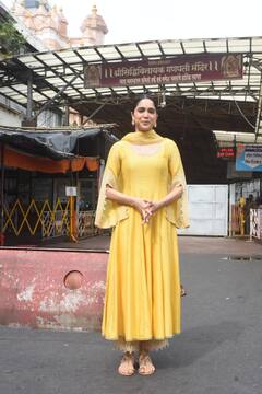 ‘मुंज्या’ की सक्सेस के बाद पेरेंट्स संग सिद्धिविनायक मंदिर पहुंचीं Sharvari Wagh, येलो सूट में दिखीं बेहद खूबसूरत